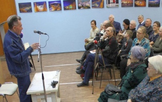 А.С. Сазыкин читает лекцию